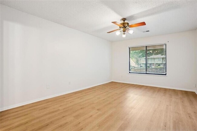 Building Photo - 2035 Powers Ferry Trce SE