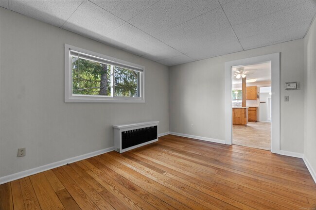 Building Photo - 671 Cornwall Ave