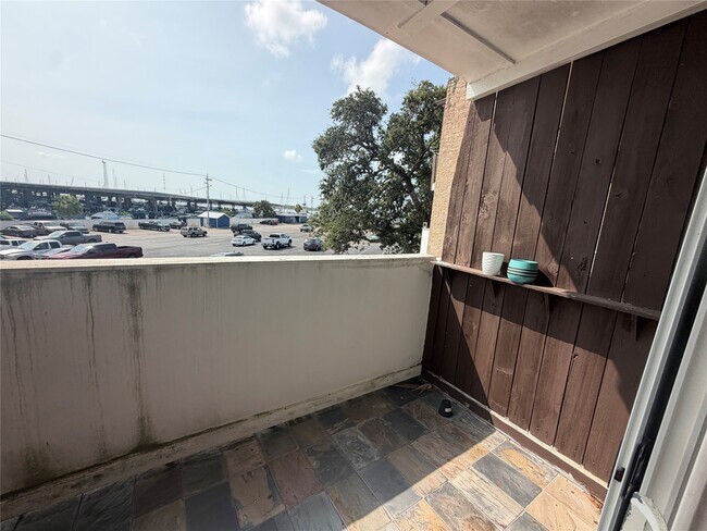 Building Photo - 702 N Holiday Dr