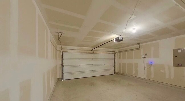 Building Photo - MOVE IN READY