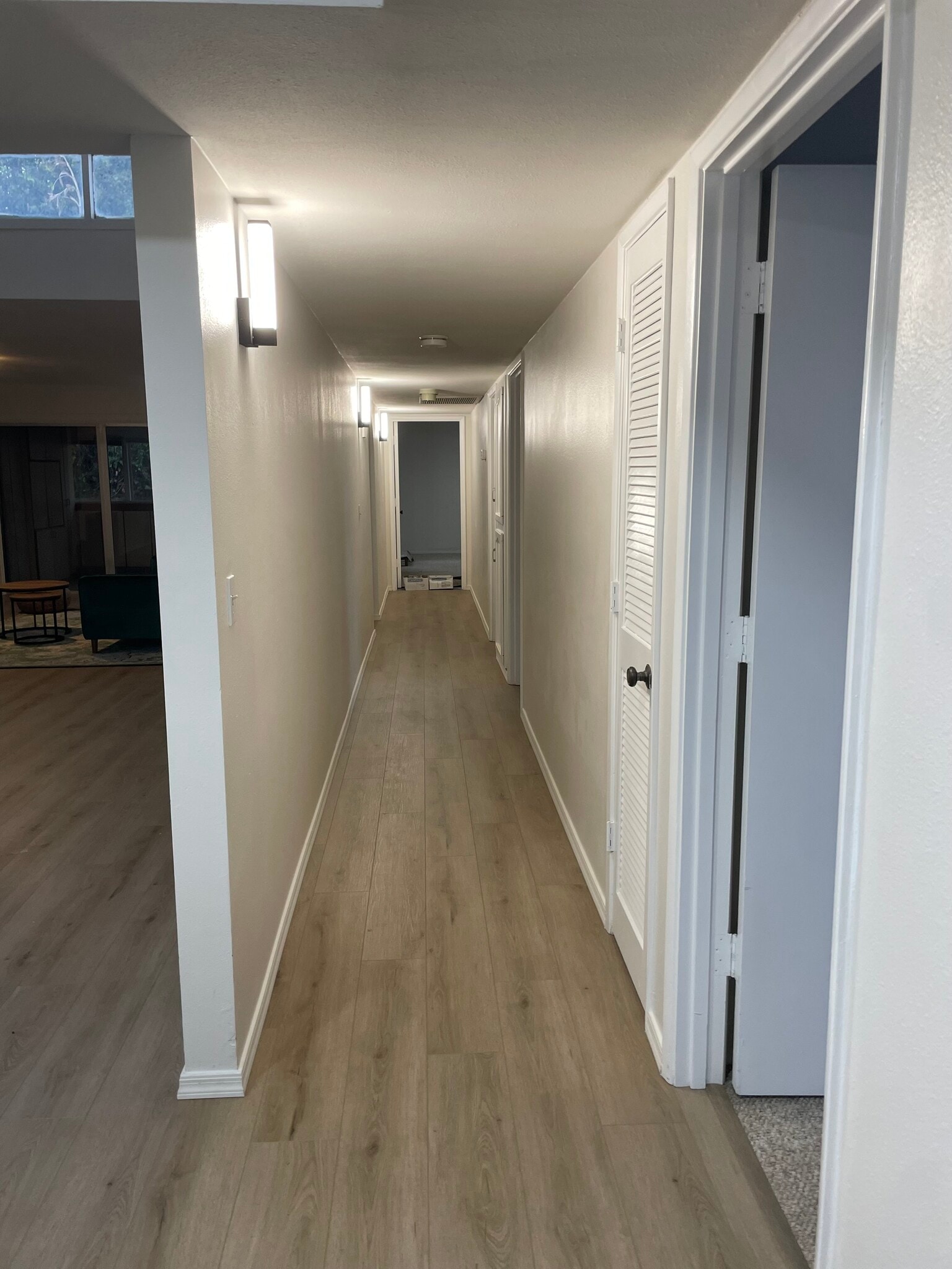 Hall way to rooms - 440 N Dodge Blvd