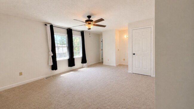 Building Photo - Spacious 4-Bedroom Cul-de-Sac Home with Fenced Yard!
