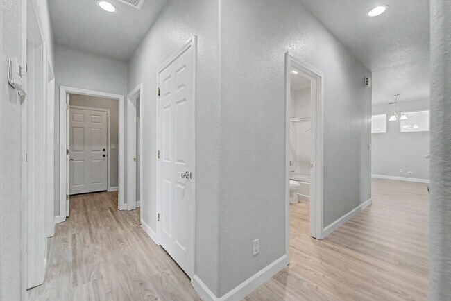 Building Photo - 4 bedroom 2 bath home located in Yuba City