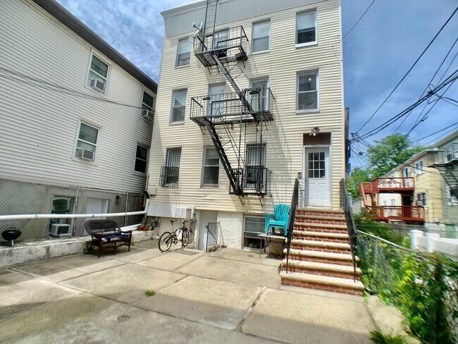 Building Photo - 206 4th St