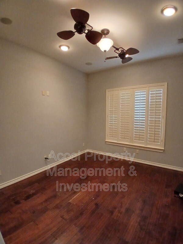 Building Photo - 2423 W Hampton Ave