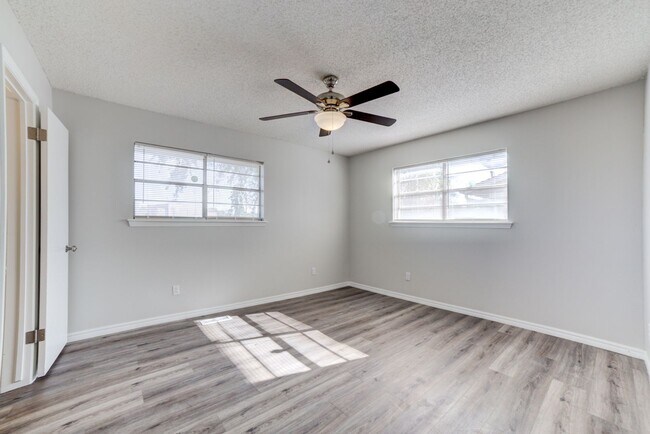 Building Photo - Newly renovated 3 bed / 2 Bath in Tulsa! Available Mid June!