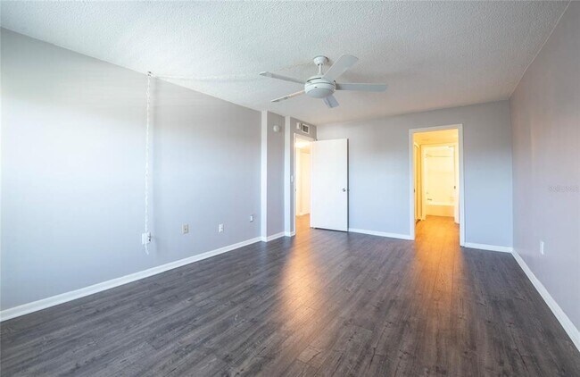 Building Photo - 225 Country Club Dr