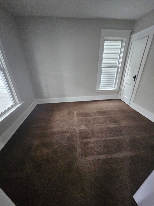 Building Photo - Lower 3 bedroom unit east side