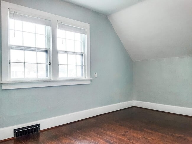 Building Photo - 3 BEDROOM, 2 BATH, SINGLE-FAMILY HOME