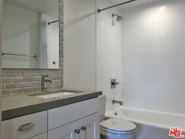 Building Photo - 301 S Swall Dr