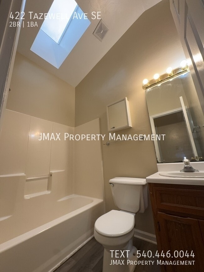 Building Photo - 422 Tazewell Ave SE