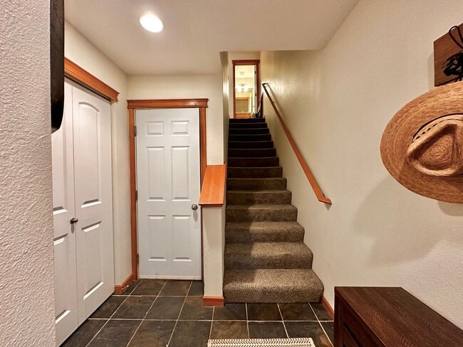 Building Photo - Modern 3BR | 2.5BA Townhome with Private T...