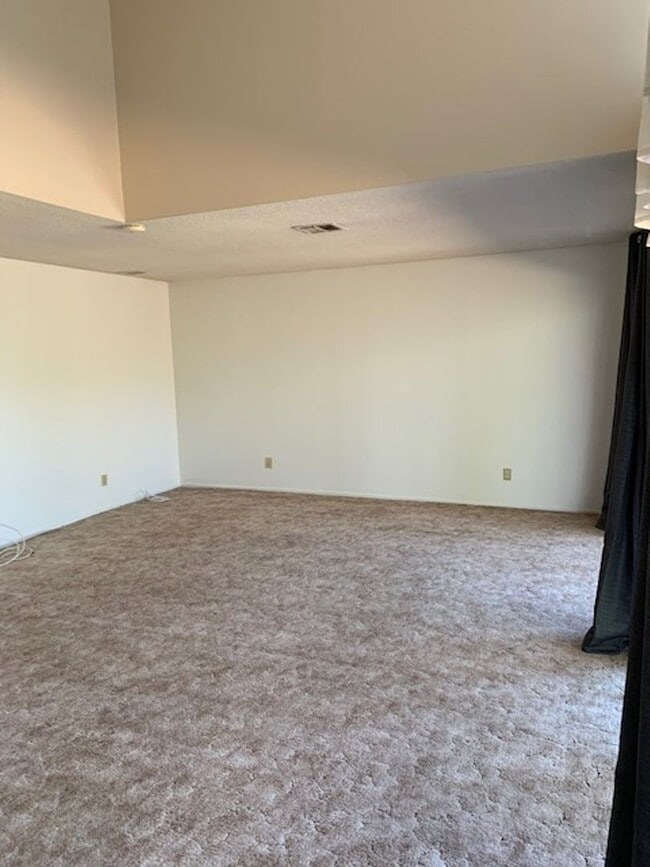 Building Photo - Spacious Duplex in South Redlands with Pool Access
