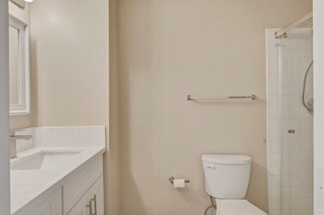 Building Photo - Upgraded 2 bedroom 2 bath upstairs condo 1 WEEK FREE RENT