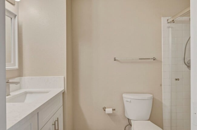Building Photo - Upgraded 2 bedroom 2 bath upstairs condo