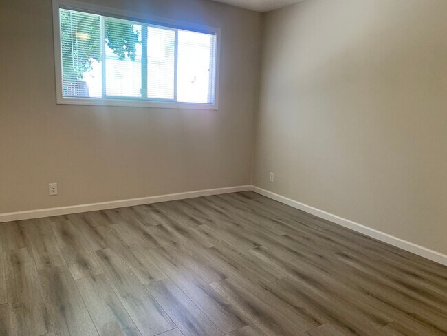 Building Photo - 5417 E Knoll Dr