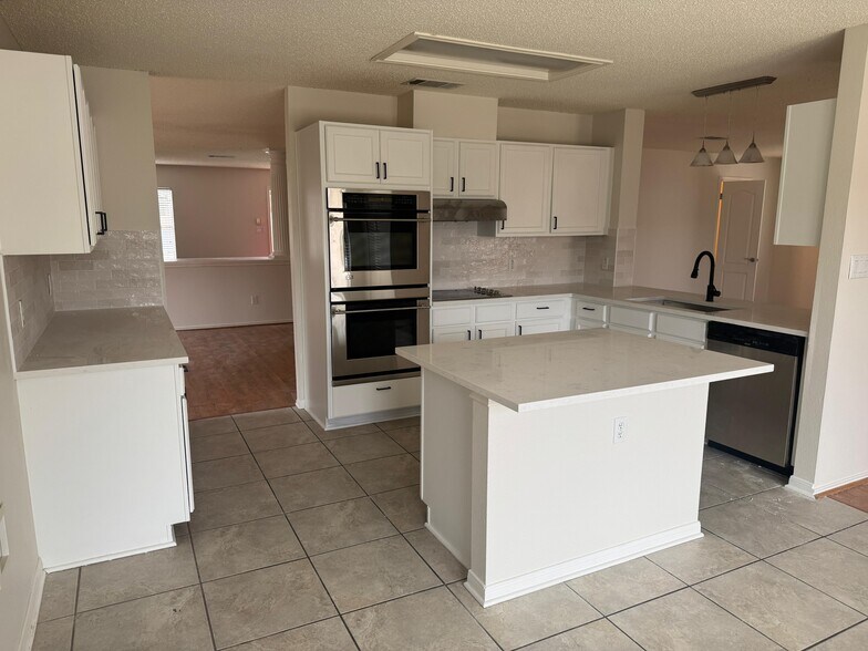 Building Photo - 2105 Zeppelin Dr