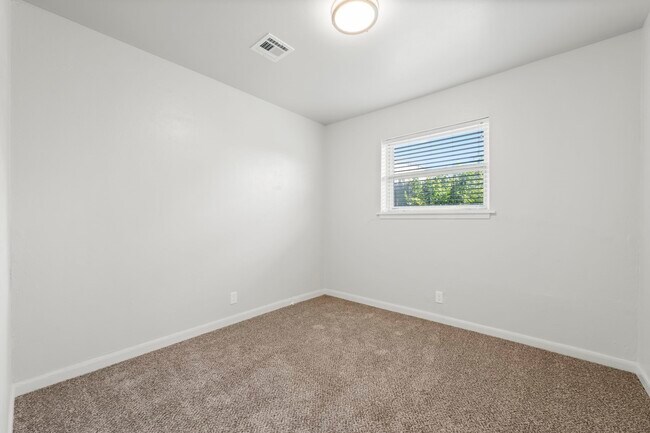 Building Photo - 21806 Falvel Rd