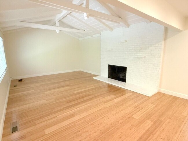 Building Photo - Remodeled One Story Home Located In Desirable Lafayette !