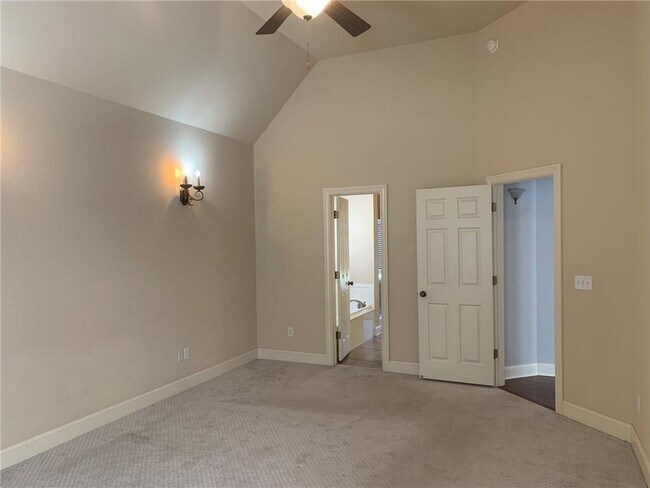 Building Photo - 5604 S 43rd St