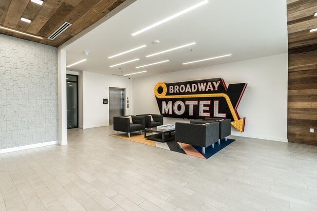 Building Photo - $0 DEPOSIT OPTION. GORGEOUS STUDIO IN 1616 SOUTH AT PLATT PARK