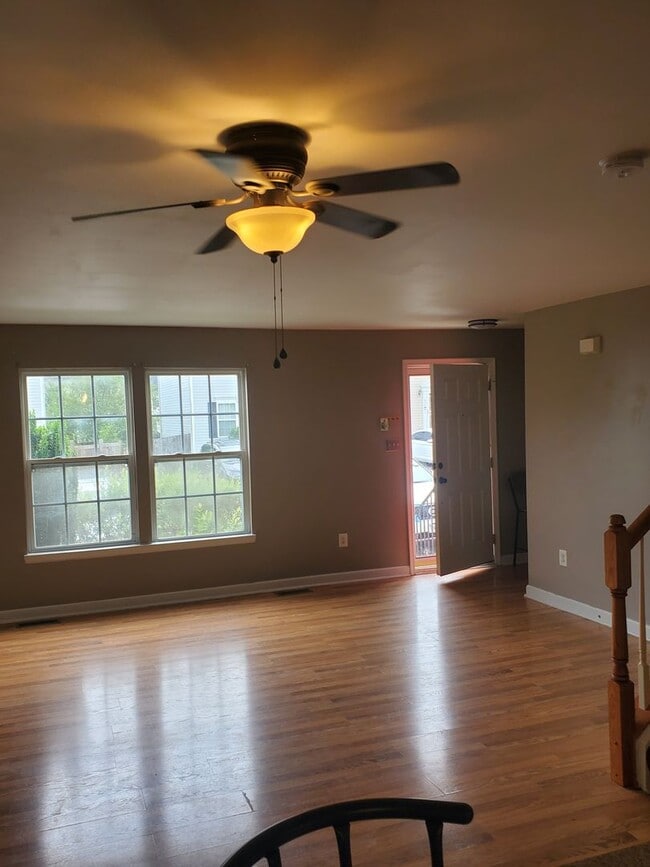 Building Photo - 833 Gallows Ct