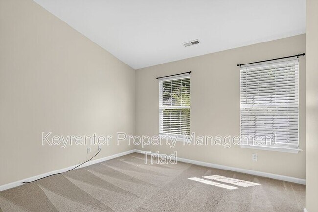 Building Photo - 104 Tannenbaum Cir