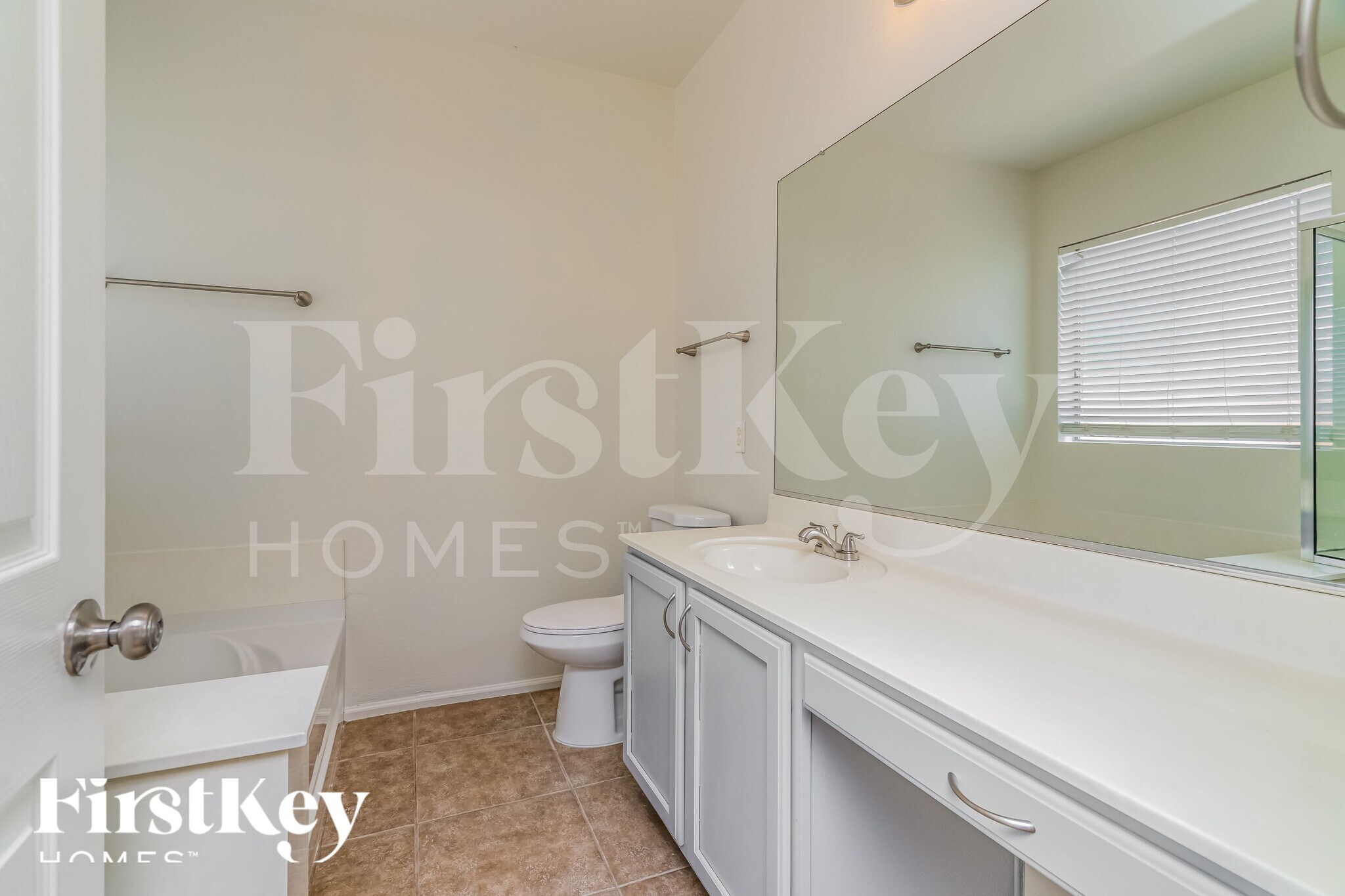 Building Photo - 931 W Oak Tree Ln