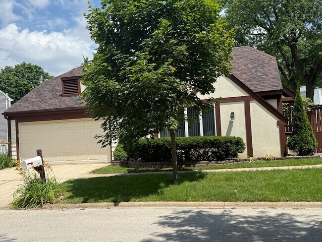 Building Photo - 2851 Garden Dr