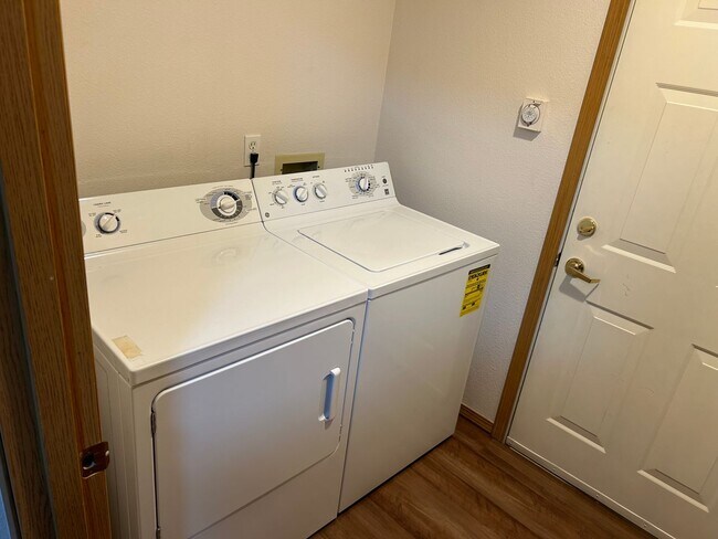 Building Photo - 3 Bed, 2 Bath Condo with in Cascade-Fairwood neighborhood of Renton, $2,865/month.