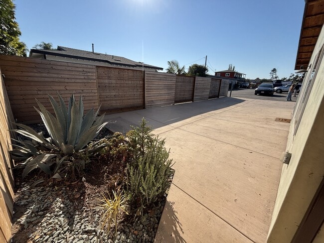 Building Photo - 851 N Vulcan Ave