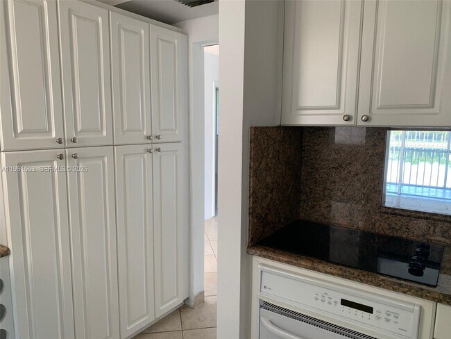 Building Photo - 2999 Point E Dr