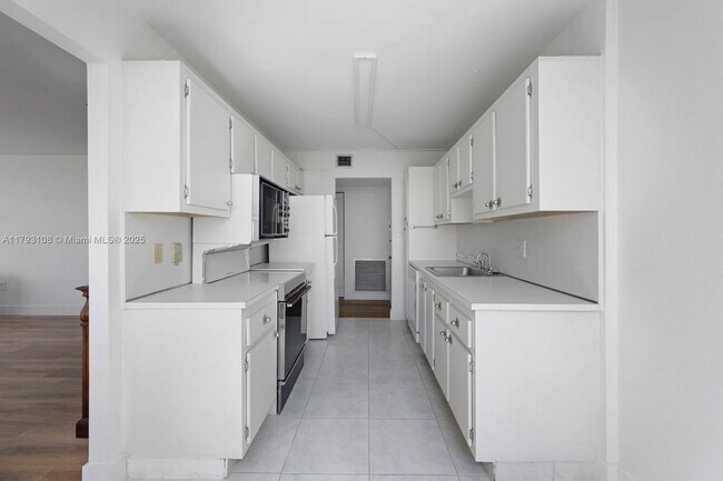 Building Photo - 1300 NE Miami Gardens Dr