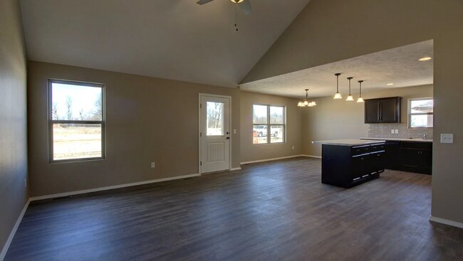 Building Photo - 3 BR Fenced in Home !!
