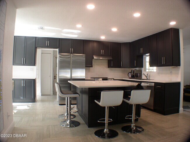 Building Photo - 8 Taxiway Lindy Loop