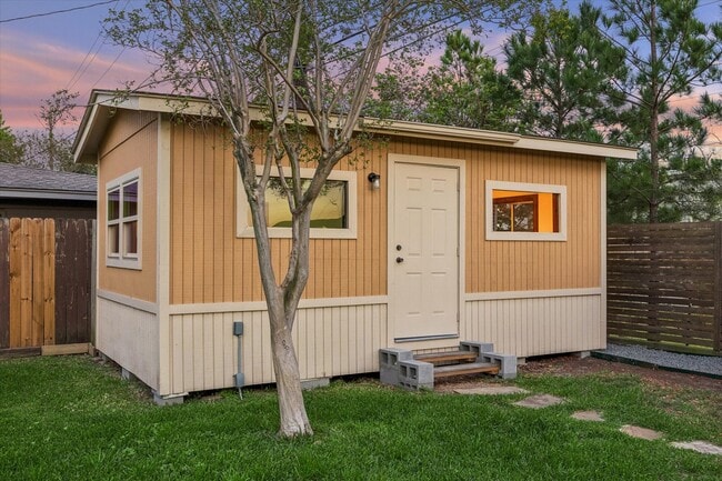 Building Photo - 9813 Pine Lake Dr