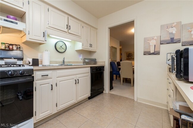 Building Photo - 2112 Acacia Park Dr