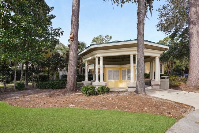 Building Photo - 2 bedroo 2-bathroom ground floor with screened patio for rent Wilmington Island