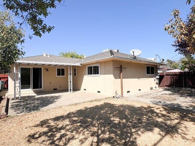 Building Photo - Tahoe Park Gem in Great Location!