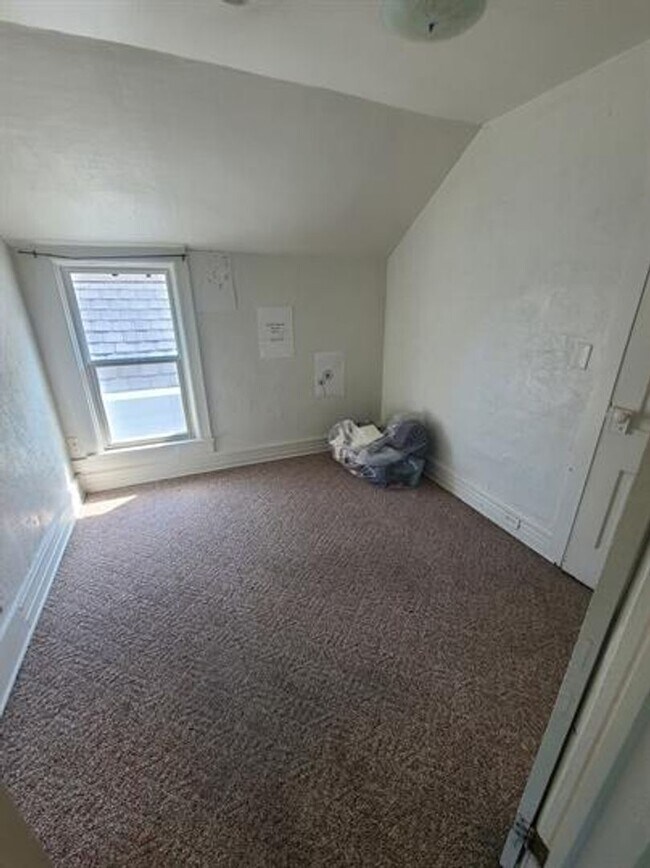 Building Photo - 1323 Shore Dr