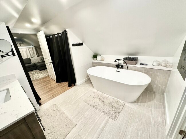 second bath with his and her closets - 135 E Wayne Ter