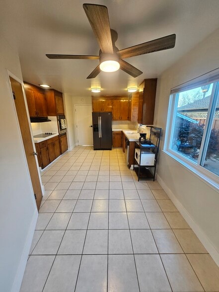 Kitchen - 686 Coakley Dr