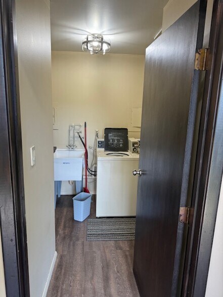Laundry room - 6904 Eisenhower Ave