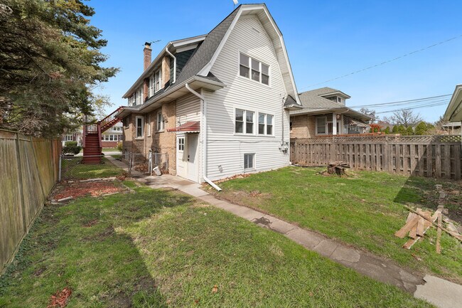 Building Photo - 616 Circle Ave