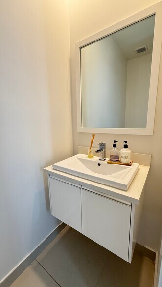 Guest Bath - 10260 NW 63rd Ter
