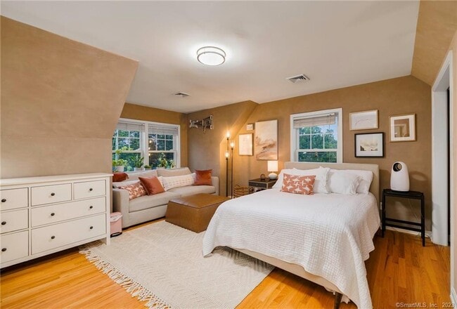 Building Photo - 160 Glenbrook Rd