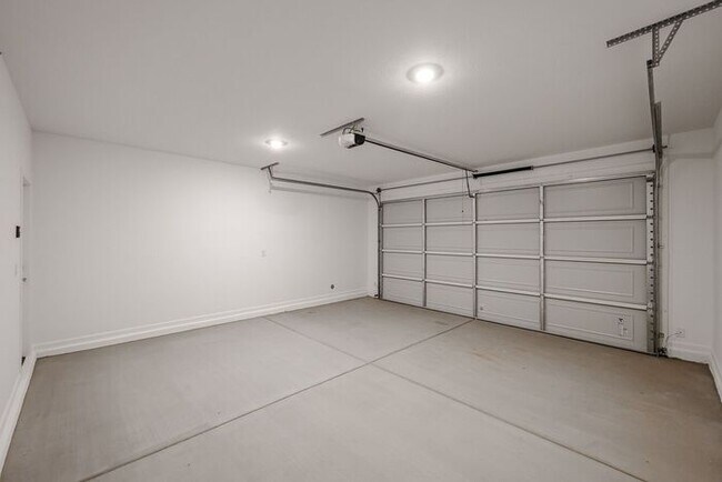 Building Photo - ONE MONTH RENT FREE!! NEW 5 BEDROOM 3 BATHROOM HOME AVILABLE FOR RENT!