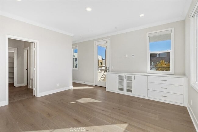 Building Photo - 157 Novel