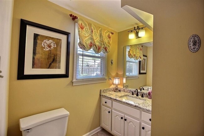 Building Photo - 2345 Linkenholt Dr