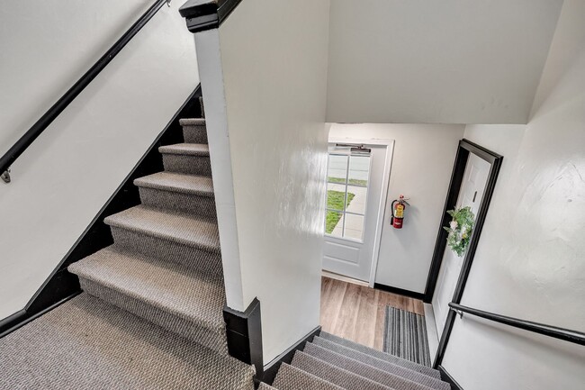 Building Photo - Charming 1-Bedroom Lower Apartment — West Side Green Bay